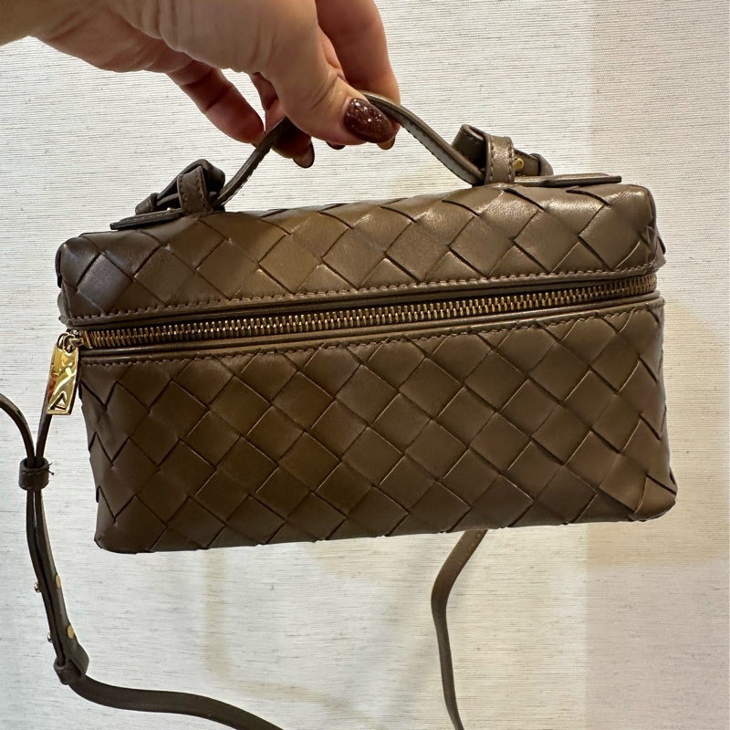 BV 咖牛皮物金釦手提斜背化妝包-0