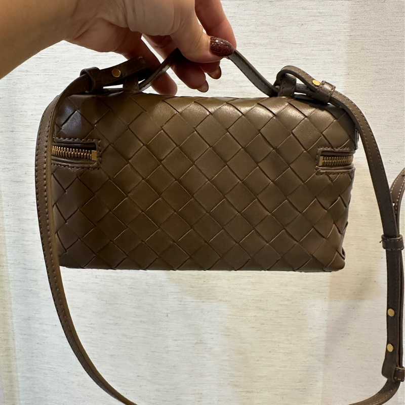 BV 咖牛皮物金釦手提斜背化妝包-1