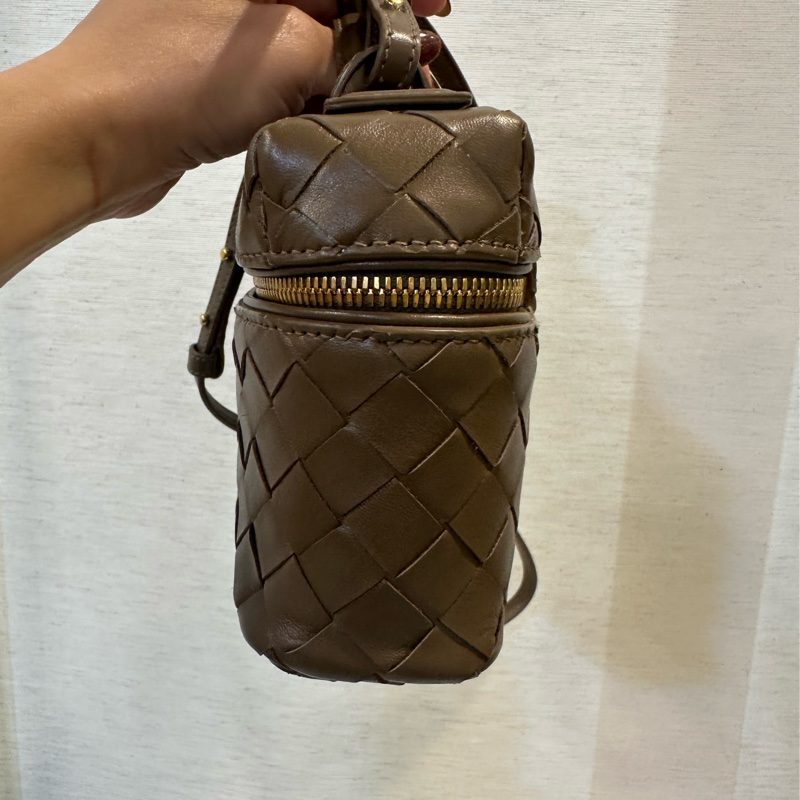 BV 咖牛皮物金釦手提斜背化妝包-3