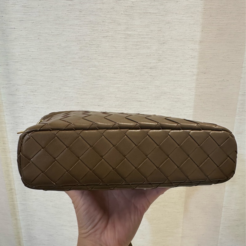 BV 咖牛皮物金釦手提斜背化妝包-4