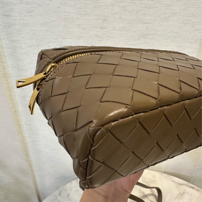 BV 咖牛皮物金釦手提斜背化妝包-5