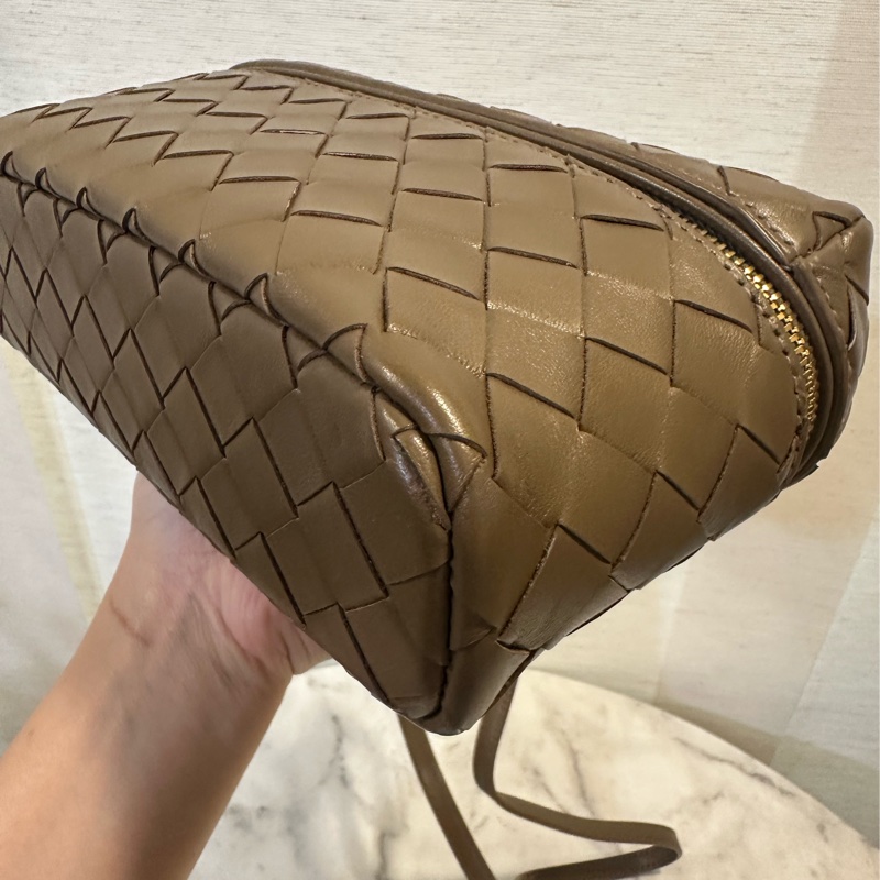 BV 咖牛皮物金釦手提斜背化妝包-6