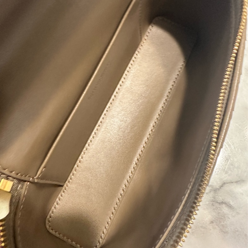 BV 咖牛皮物金釦手提斜背化妝包-8