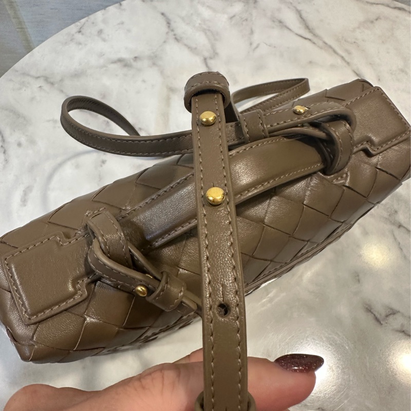 BV 咖牛皮物金釦手提斜背化妝包-13