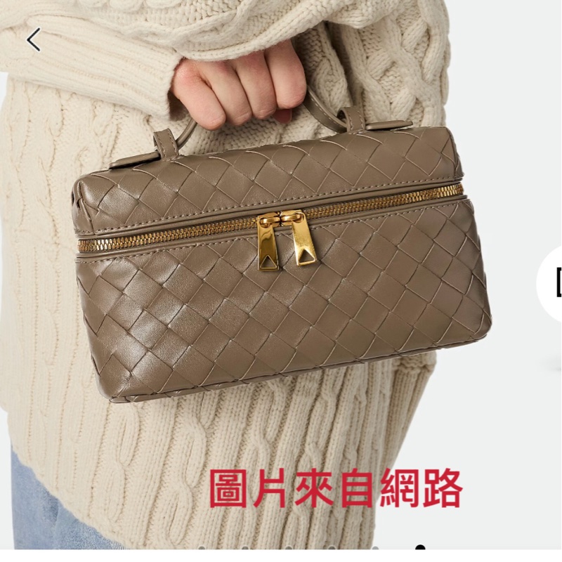 BV 咖牛皮物金釦手提斜背化妝包-11