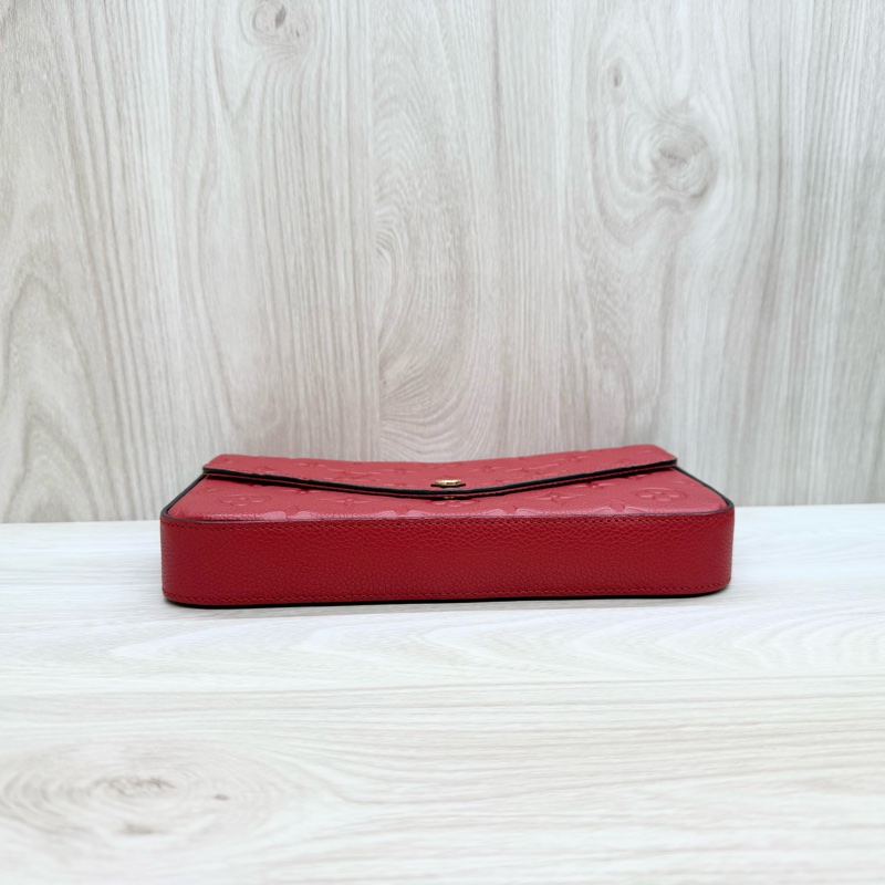 LV❤️紅牛皮壓紋Pochette Felicie鏈包M64065-5