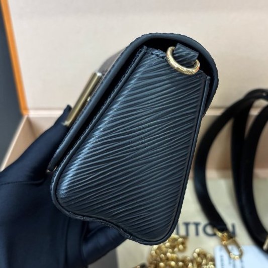 近新品 路易威登/Louis Vuitton 新款橫版Twist West P ochette黑金水波紋 芯片款-3