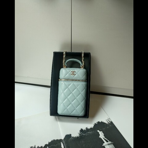 Chanel 金鍊水藍羊皮菱格直式斜背手機包