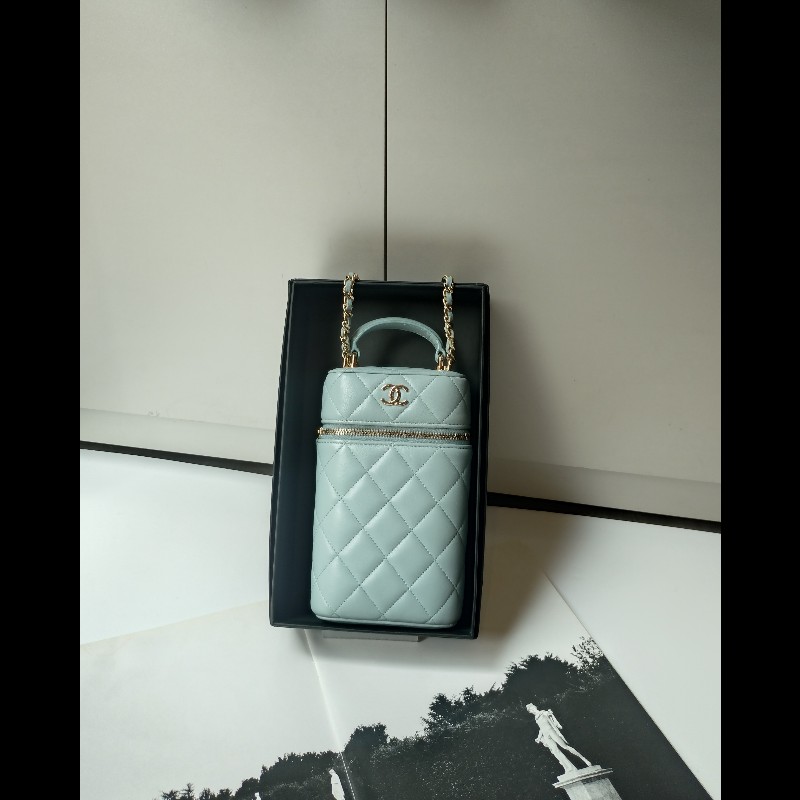 Chanel 金鍊水藍羊皮菱格直式斜背手機包-0
