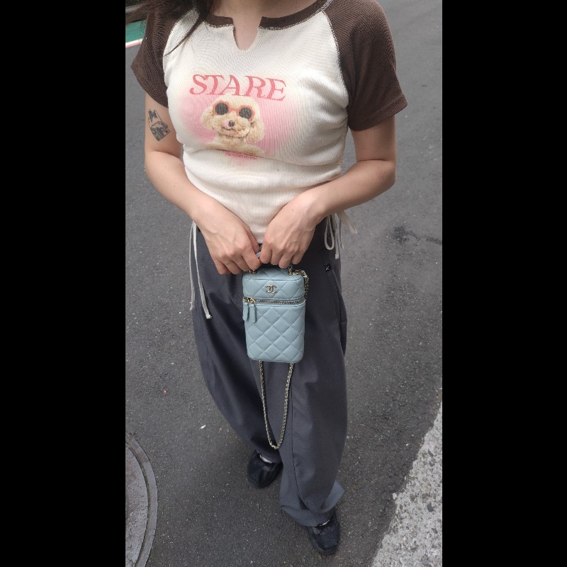 Chanel 金鍊水藍羊皮菱格直式斜背手機包-1