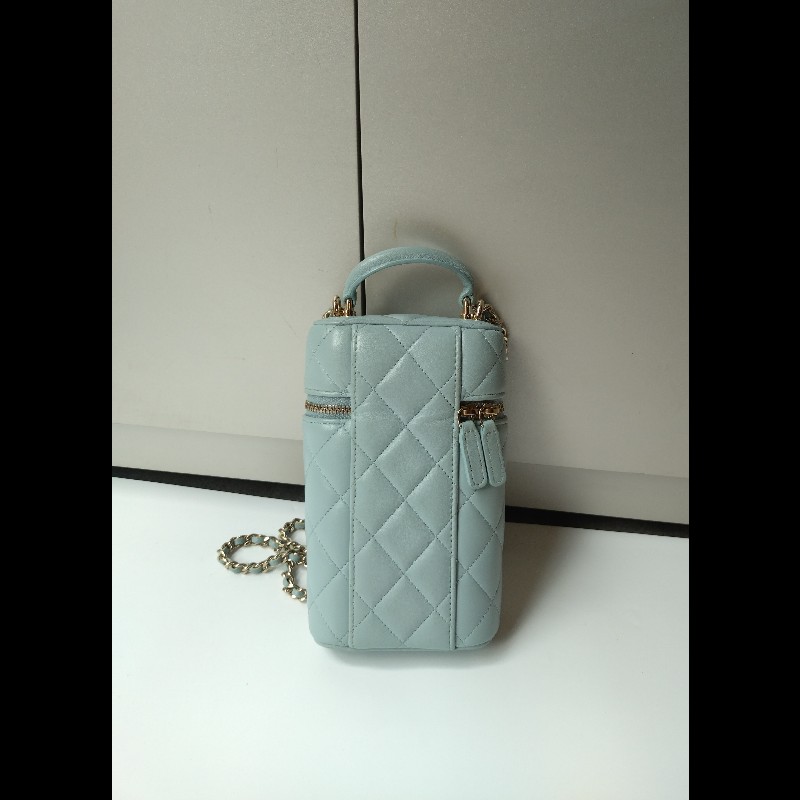 Chanel 金鍊水藍羊皮菱格直式斜背手機包-3
