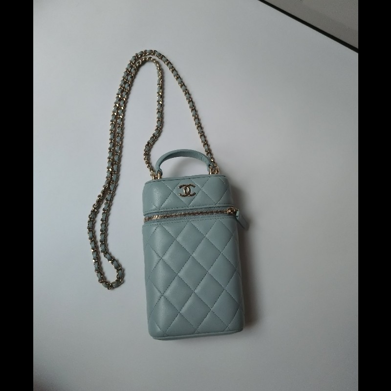 Chanel 金鍊水藍羊皮菱格直式斜背手機包-4