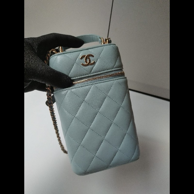 Chanel 金鍊水藍羊皮菱格直式斜背手機包-6