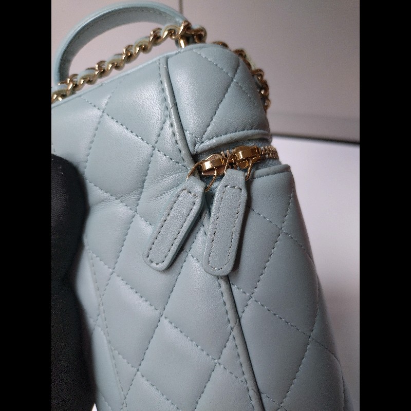 Chanel 金鍊水藍羊皮菱格直式斜背手機包-7