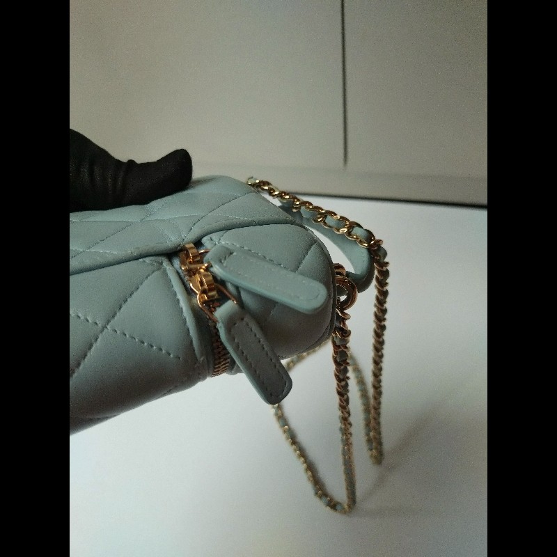 Chanel 金鍊水藍羊皮菱格直式斜背手機包-8
