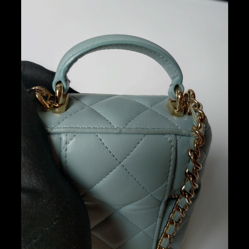 Chanel 金鍊水藍羊皮菱格直式斜背手機包-9