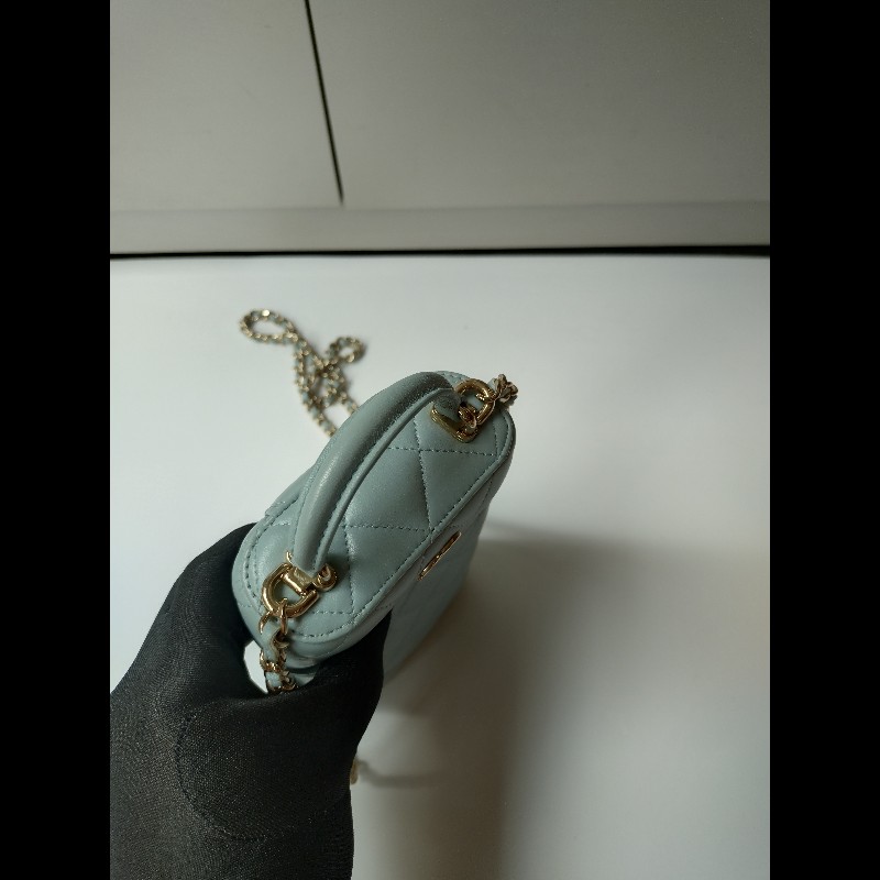 Chanel 金鍊水藍羊皮菱格直式斜背手機包-10