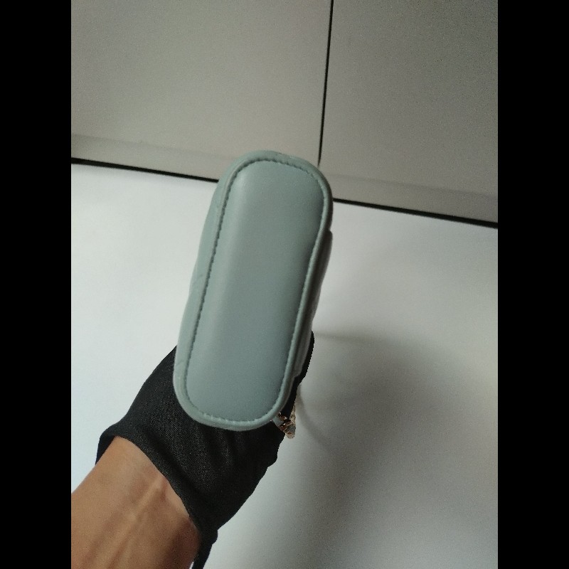 Chanel 金鍊水藍羊皮菱格直式斜背手機包-11