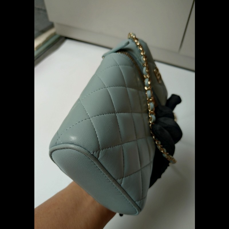 Chanel 金鍊水藍羊皮菱格直式斜背手機包-12