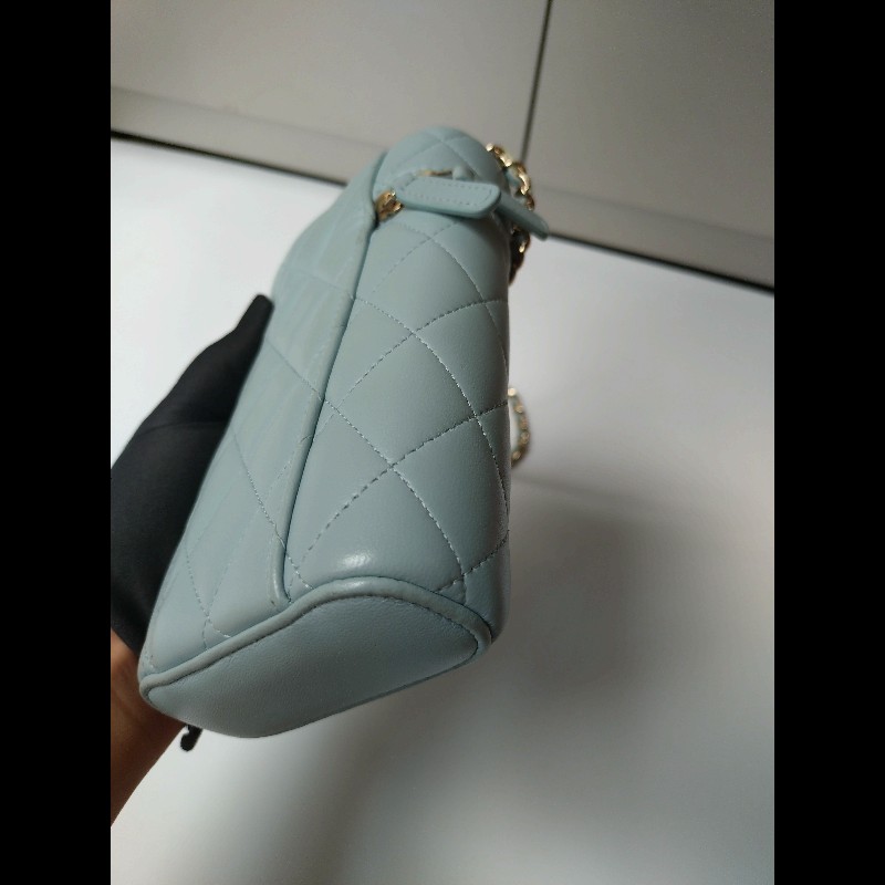 Chanel 金鍊水藍羊皮菱格直式斜背手機包-13