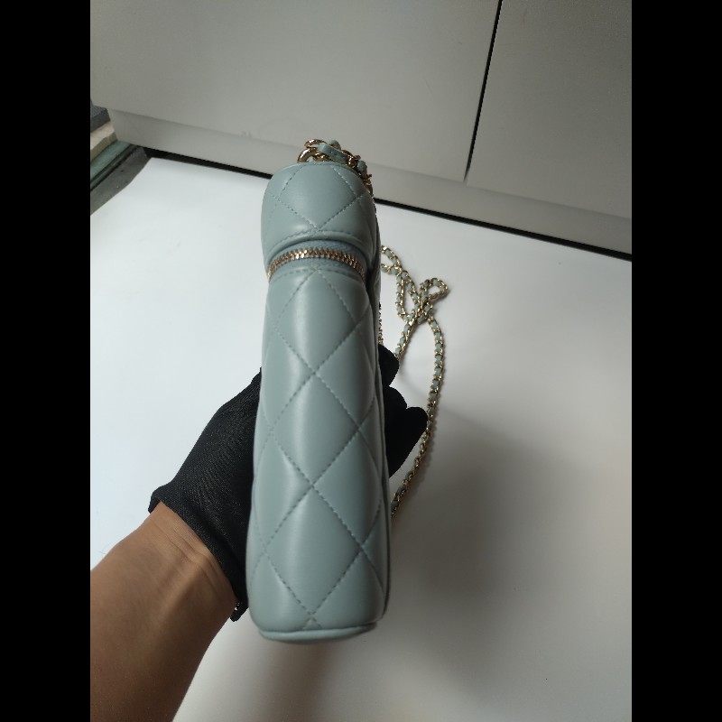Chanel 金鍊水藍羊皮菱格直式斜背手機包-14