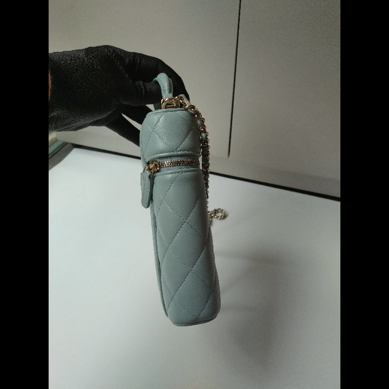 Chanel 金鍊水藍羊皮菱格直式斜背手機包-15