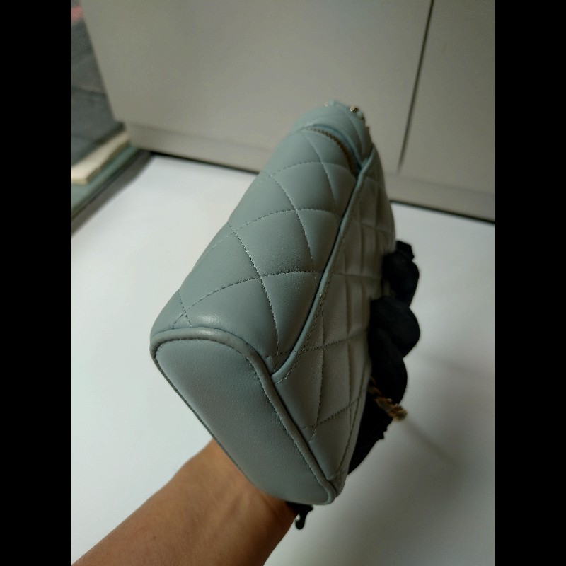 Chanel 金鍊水藍羊皮菱格直式斜背手機包-16