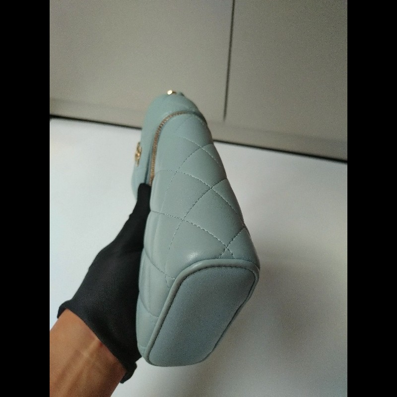 Chanel 金鍊水藍羊皮菱格直式斜背手機包-17