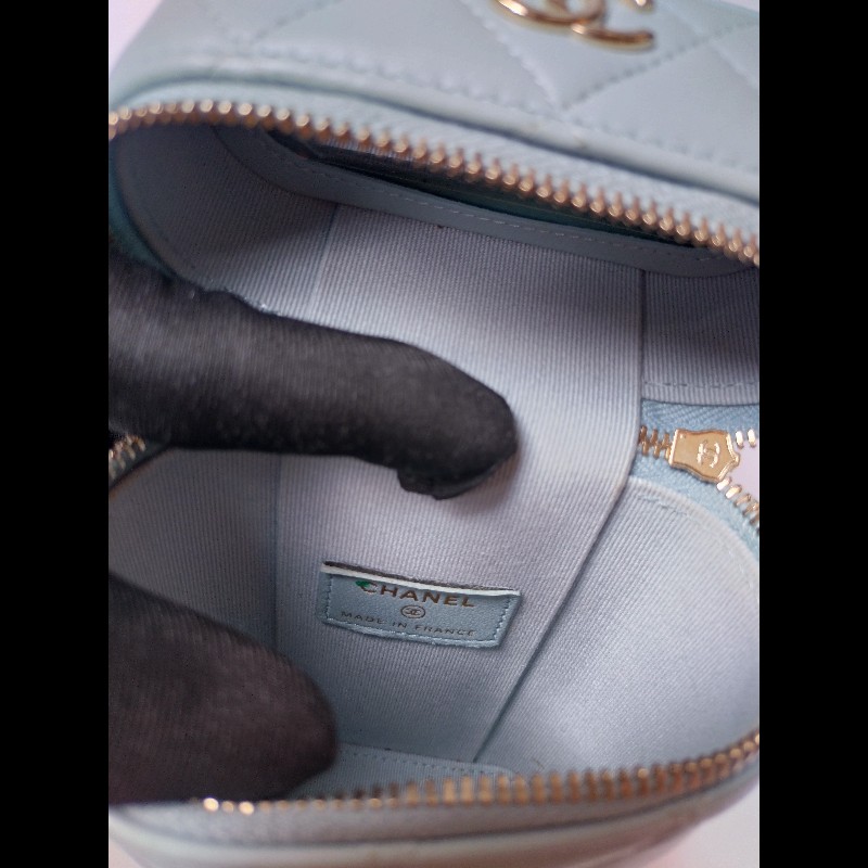 Chanel 金鍊水藍羊皮菱格直式斜背手機包-18