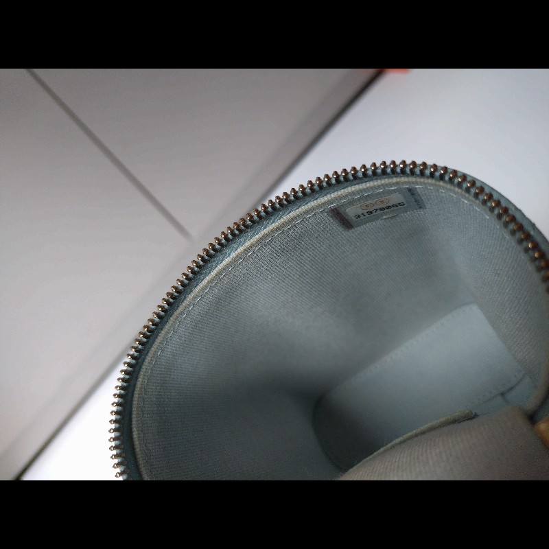 Chanel 金鍊水藍羊皮菱格直式斜背手機包-19