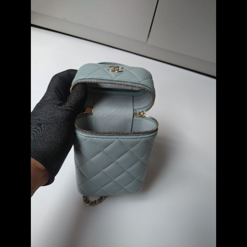 Chanel 金鍊水藍羊皮菱格直式斜背手機包-20