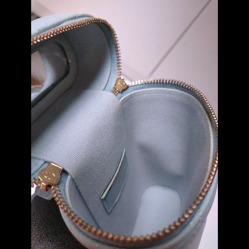 Chanel 金鍊水藍羊皮菱格直式斜背手機包-21