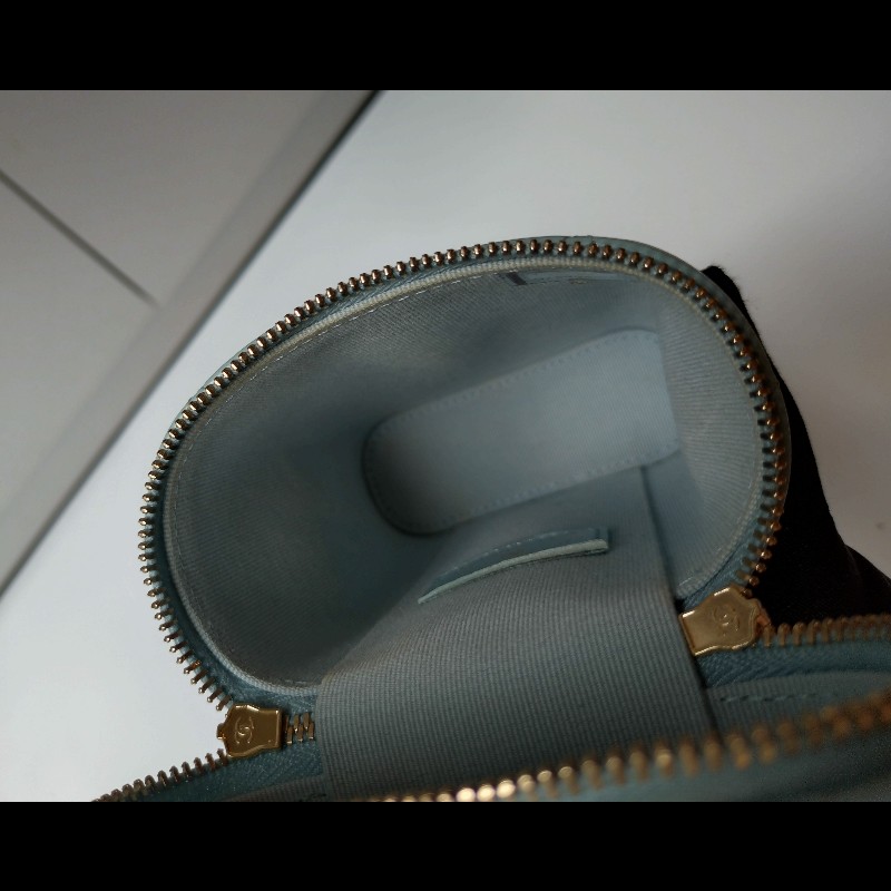 Chanel 金鍊水藍羊皮菱格直式斜背手機包-22