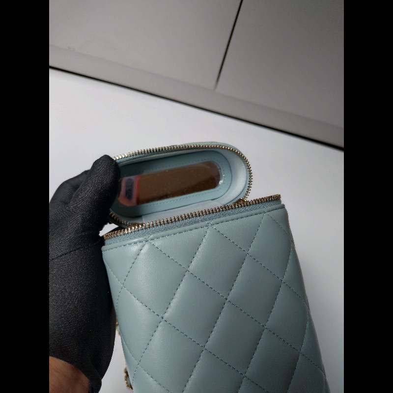 Chanel 金鍊水藍羊皮菱格直式斜背手機包-23