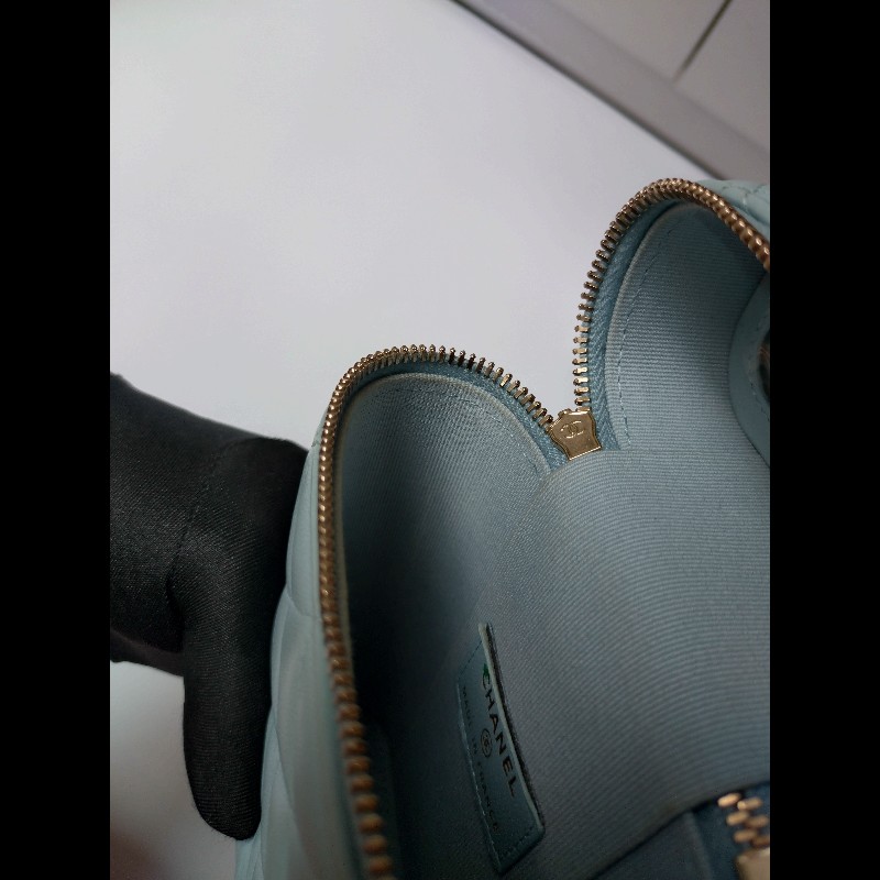 Chanel 金鍊水藍羊皮菱格直式斜背手機包-24