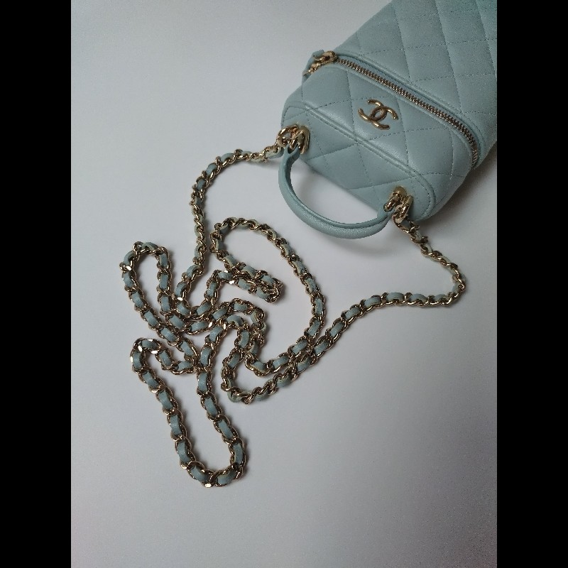 Chanel 金鍊水藍羊皮菱格直式斜背手機包-25