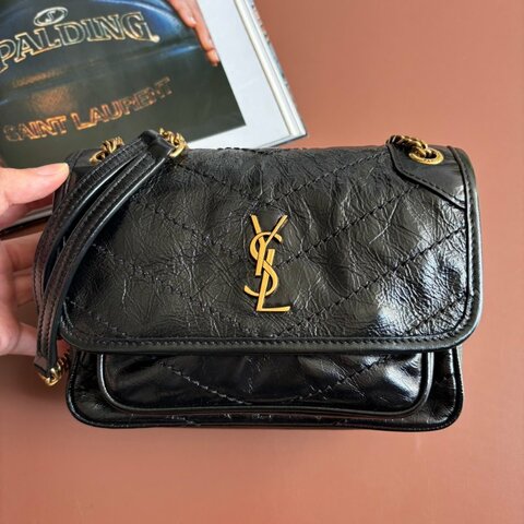 ::Saint Laurent:: YSL 聖羅蘭 皮革黑LOGO 金釦鍊揉製小牛皮翻蓋斜背包 NIKI Mini