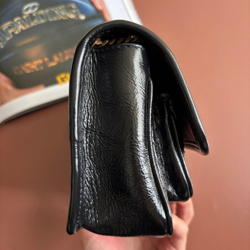 ::Saint Laurent:: YSL 聖羅蘭 皮革黑LOGO 金釦鍊揉製小牛皮翻蓋斜背包 NIKI Mini-4