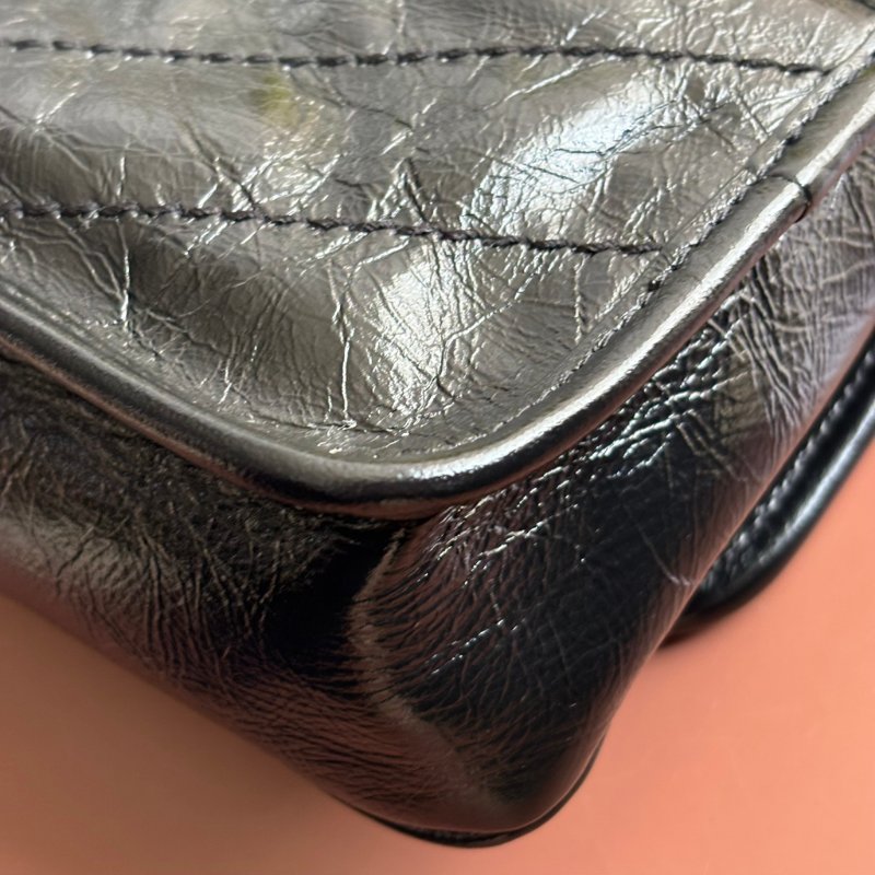 ::Saint Laurent:: YSL 聖羅蘭 皮革黑LOGO 金釦鍊揉製小牛皮翻蓋斜背包 NIKI Mini-8