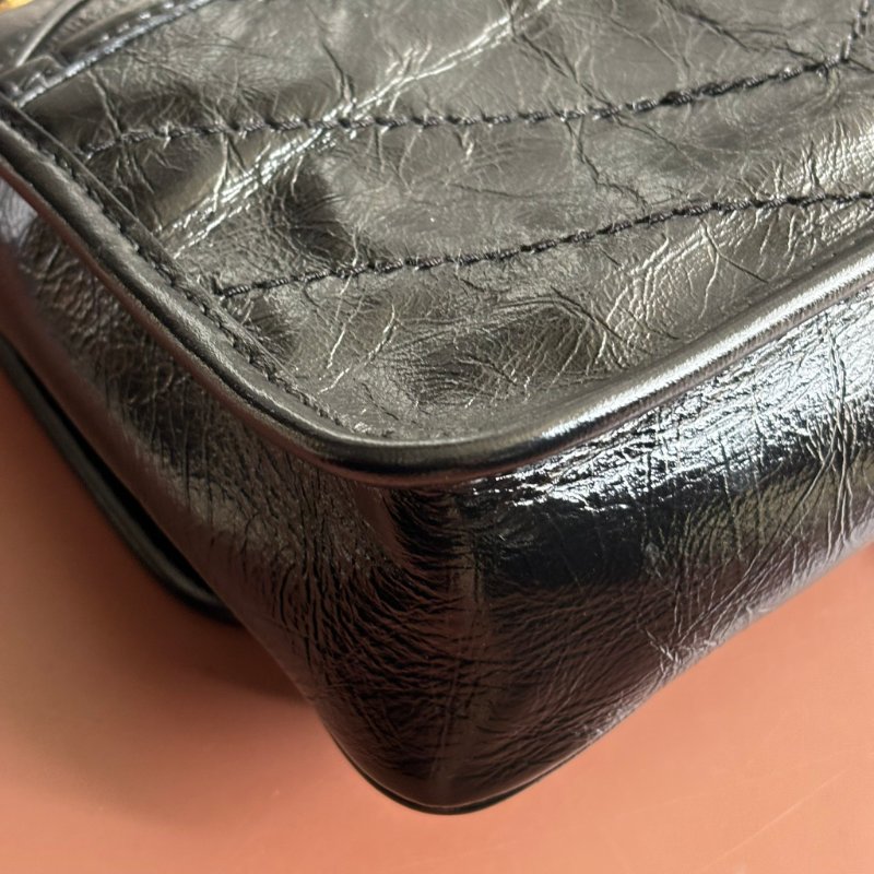 ::Saint Laurent:: YSL 聖羅蘭 皮革黑LOGO 金釦鍊揉製小牛皮翻蓋斜背包 NIKI Mini-9