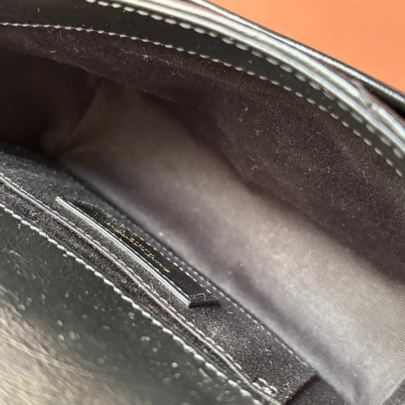 ::Saint Laurent:: YSL 聖羅蘭 皮革黑LOGO 金釦鍊揉製小牛皮翻蓋斜背包 NIKI Mini-13