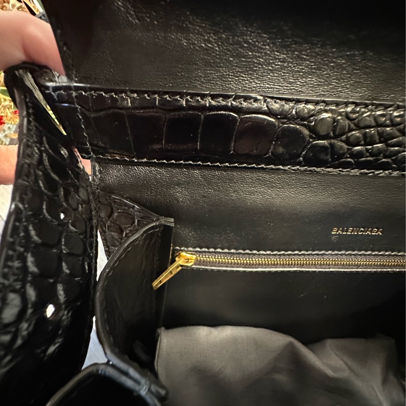 Balenciaga 黑牛皮鱷魚壓紋霧金釦下蓋肩背包-13