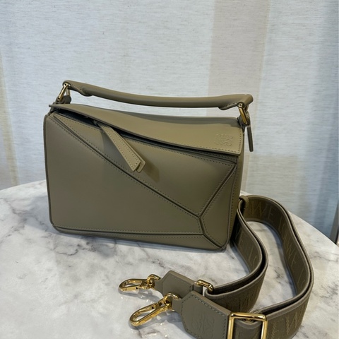 Loewe 灰綠色牛皮金釦小號Puzzle手提肩斜背包