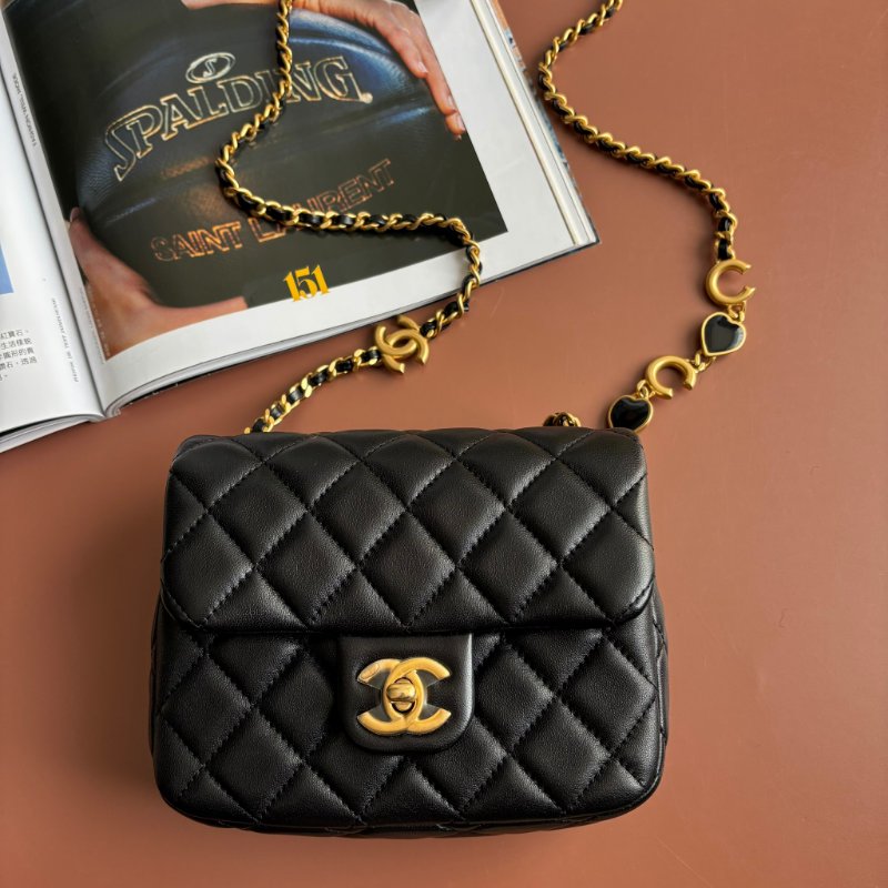 COCO17 方胖 ::CHANEL:: AS3490 新款經典菱格紋小羊皮琺瑯&愛心鏈帶翻蓋斜背包(黑色)-0