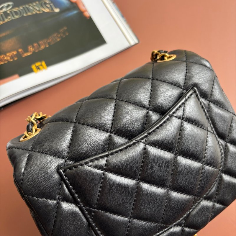 COCO17 方胖 ::CHANEL:: AS3490 新款經典菱格紋小羊皮琺瑯&愛心鏈帶翻蓋斜背包(黑色)-5