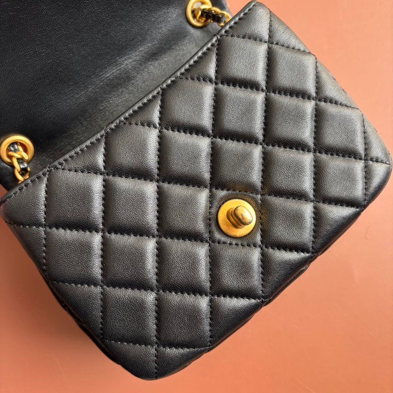 COCO17 方胖 ::CHANEL:: AS3490 新款經典菱格紋小羊皮琺瑯&愛心鏈帶翻蓋斜背包(黑色)-6