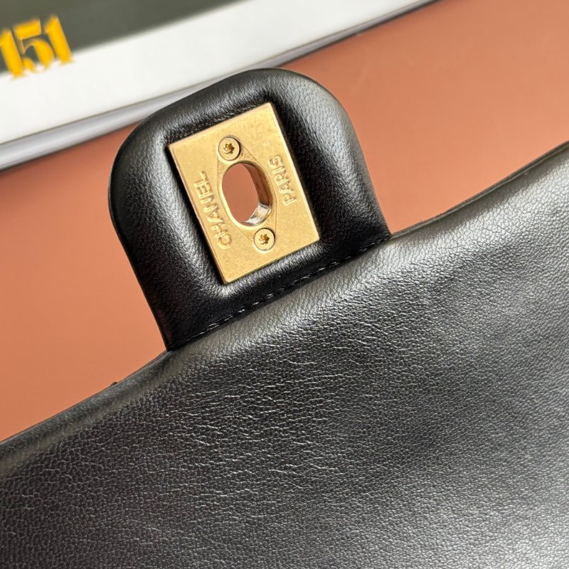 COCO17 方胖 ::CHANEL:: AS3490 新款經典菱格紋小羊皮琺瑯&愛心鏈帶翻蓋斜背包(黑色)-8