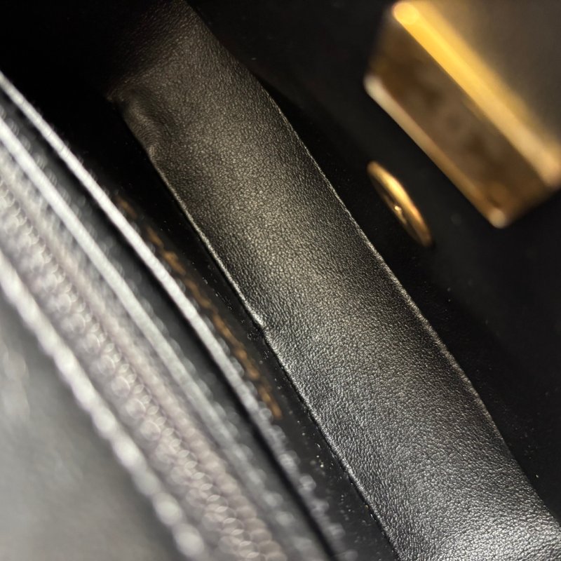 COCO17 方胖 ::CHANEL:: AS3490 新款經典菱格紋小羊皮琺瑯&愛心鏈帶翻蓋斜背包(黑色)-9