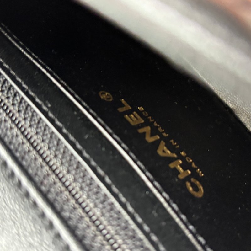 COCO17 方胖 ::CHANEL:: AS3490 新款經典菱格紋小羊皮琺瑯&愛心鏈帶翻蓋斜背包(黑色)-10