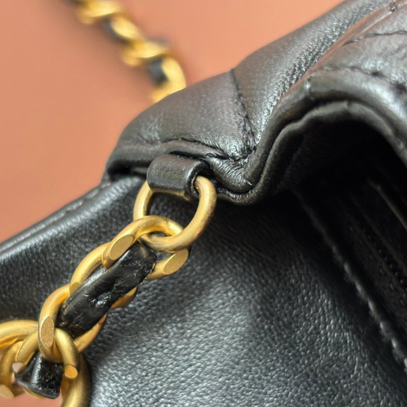 COCO17 方胖 ::CHANEL:: AS3490 新款經典菱格紋小羊皮琺瑯&愛心鏈帶翻蓋斜背包(黑色)-11